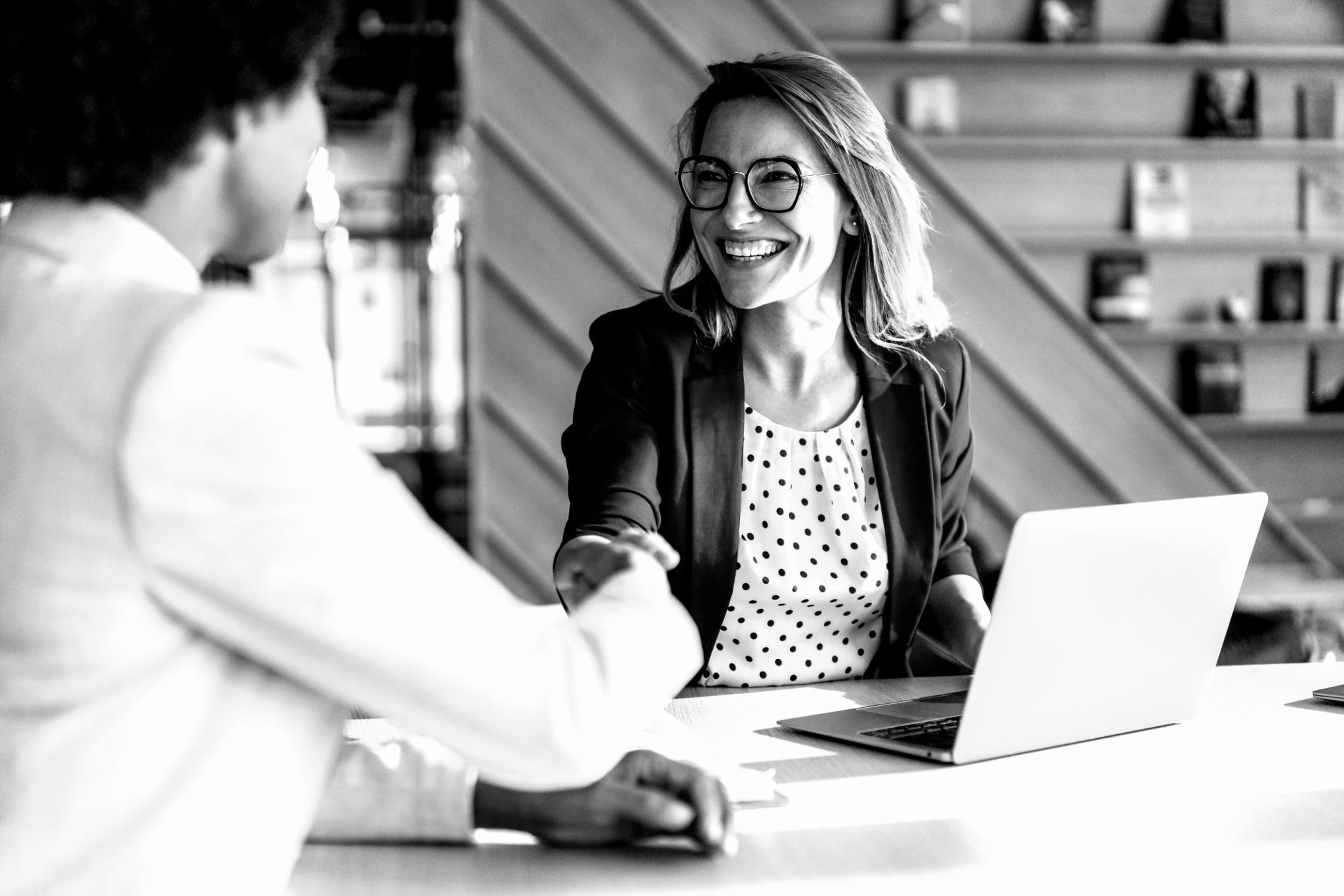 Процес професійної чоловічої стрижки з використанням класичних інструментів