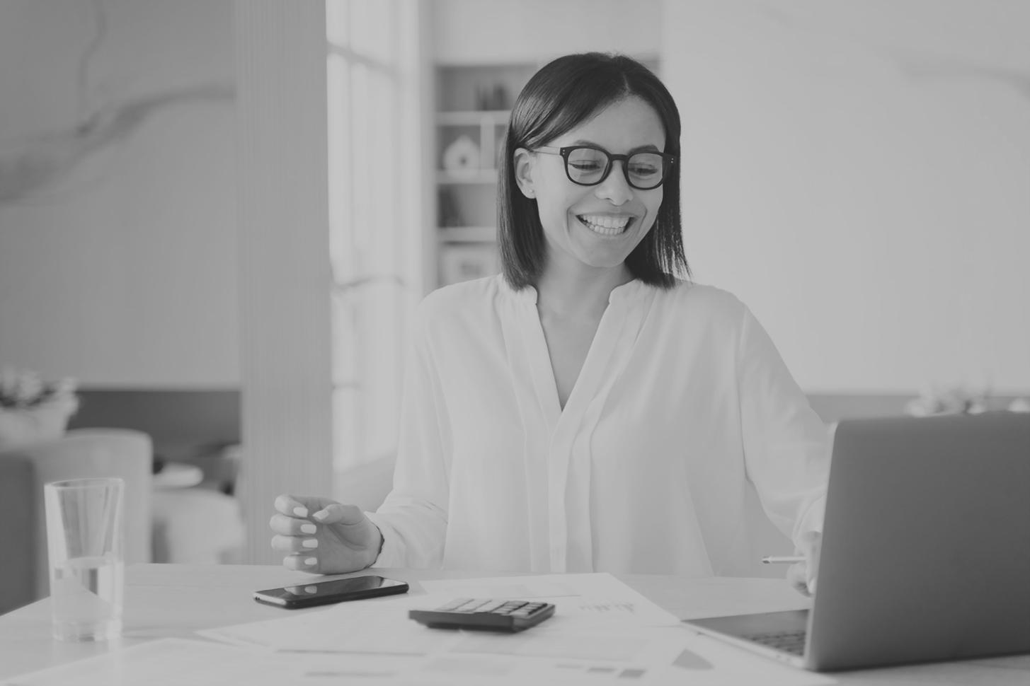 Інтер'єр барбер-майстерні з класичними кріслами та професійним обладнанням