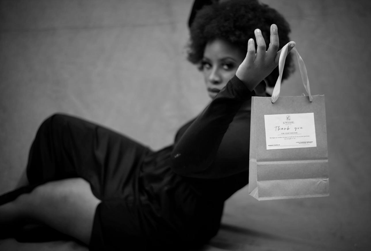 Затишний інтер'єр барбер-майстерні з комфортною зоною очікування